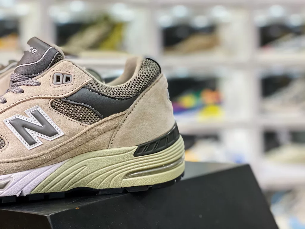 Pure original version of top tier British produced New Balance M9919CH CM British produced limited edition sports shoes Dad's shoes 10