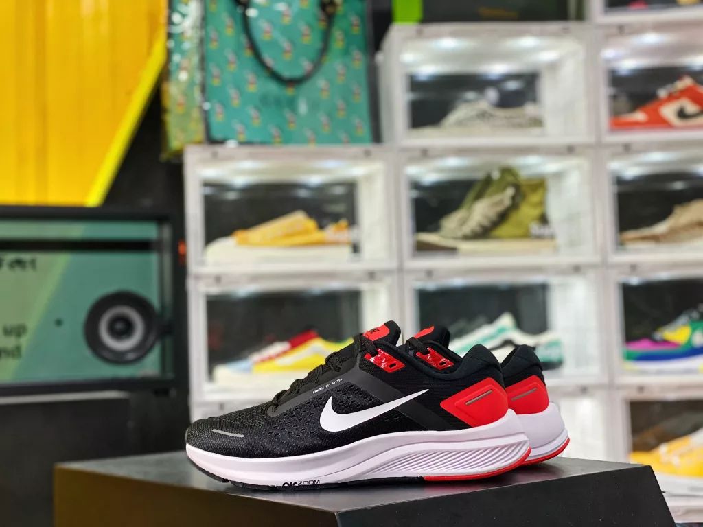 The Nike Zoom Structure 23 features a breathable and comfortable Jacquard surface, while a soft bottom provides excellent breathability and anti wear cushioning. The Zoom Air unit at the bottom of the center section provides wearers with a more comfortable foot feel. Physical inspection 10