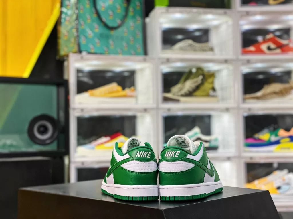 NikeDunk Champ Colors white green color scheme, green sole with dark navy overlay, white midsole decorated with gold tongue, navy rubber sole, completed design item number: CU1727-80010