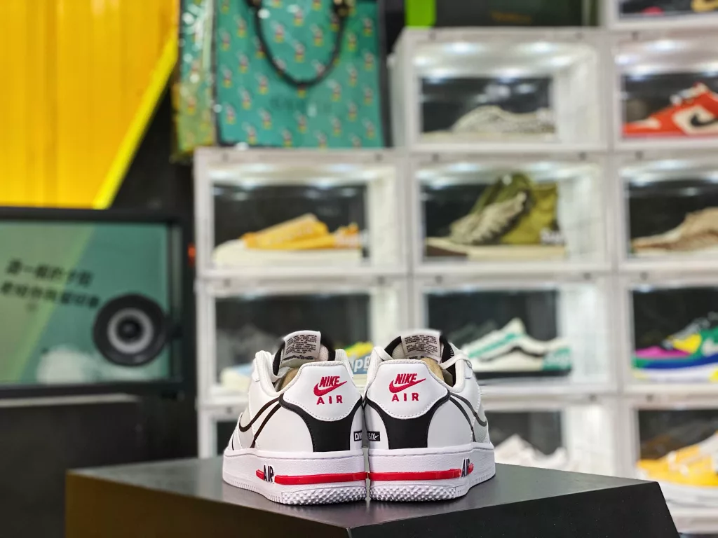 The biggest highlight of the AIR FORCE 1 REACT WHITE D/MS/X white red classic color CD4366-100 is the midsole equipped with full-length React cushioning technology, while the heel position also preserves the Air unit Reac10
