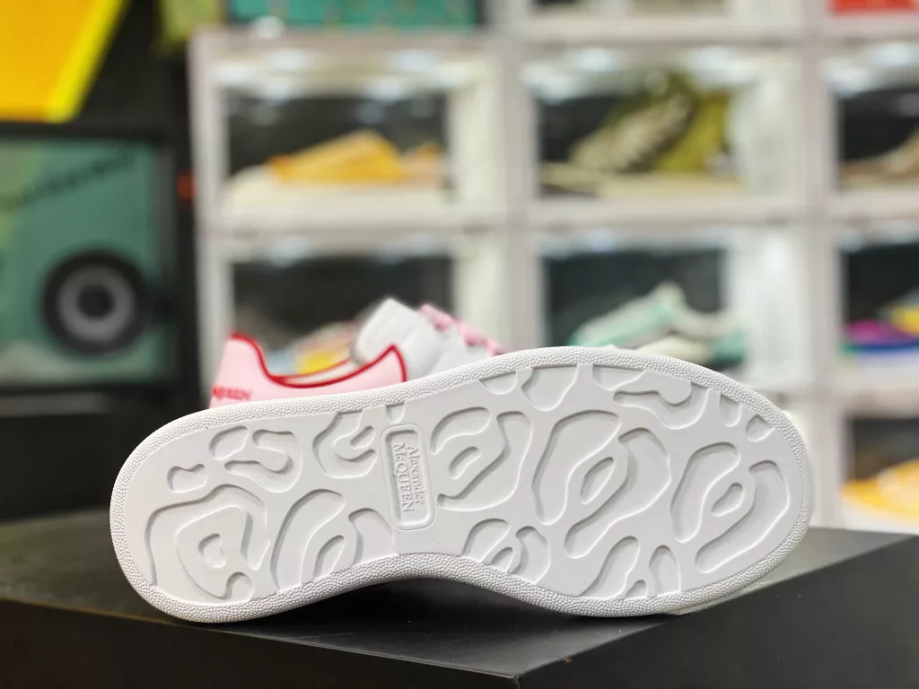 Alexander McQueen/Alexander McQueen sponge cake shoes with thick and enlarged soles, high and small white shoes, 2020 new official style, available in full size, stock, and the latest version in the market, high. Any version can be compared at will. Imported silk fabric, original and authentic water dyed sheepskin 10