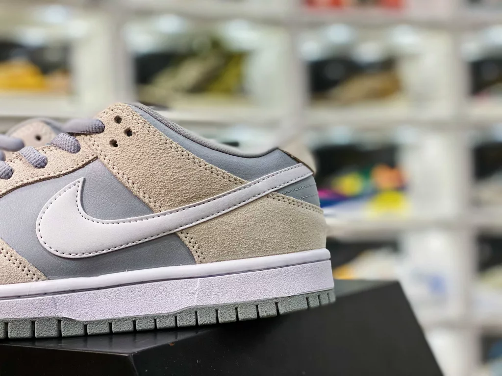 Nike SB Dunk Low Summit White Wolf Grey TRD Arctic fox Grey Skate shoe Article No.: AR0778-100 Can be worn all the year round with the preferred color Grey is the Arctic fox 🦊 1-10