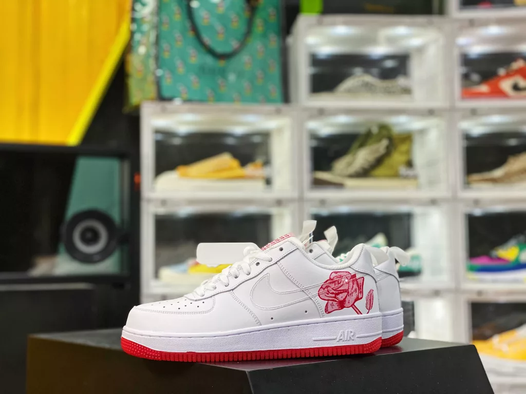 Air Force 1'07 RS Red Rose Red RoseLF Original Last Made of Original Cardboard to Create a Pure Air Force Version # Focused on Foreign Trade Channels with Full Pocket Built-in Honeycomb Air Cushion # Original Box Accessories Original Factory Midsole Steel Stamp, Perfect Pull Top 10