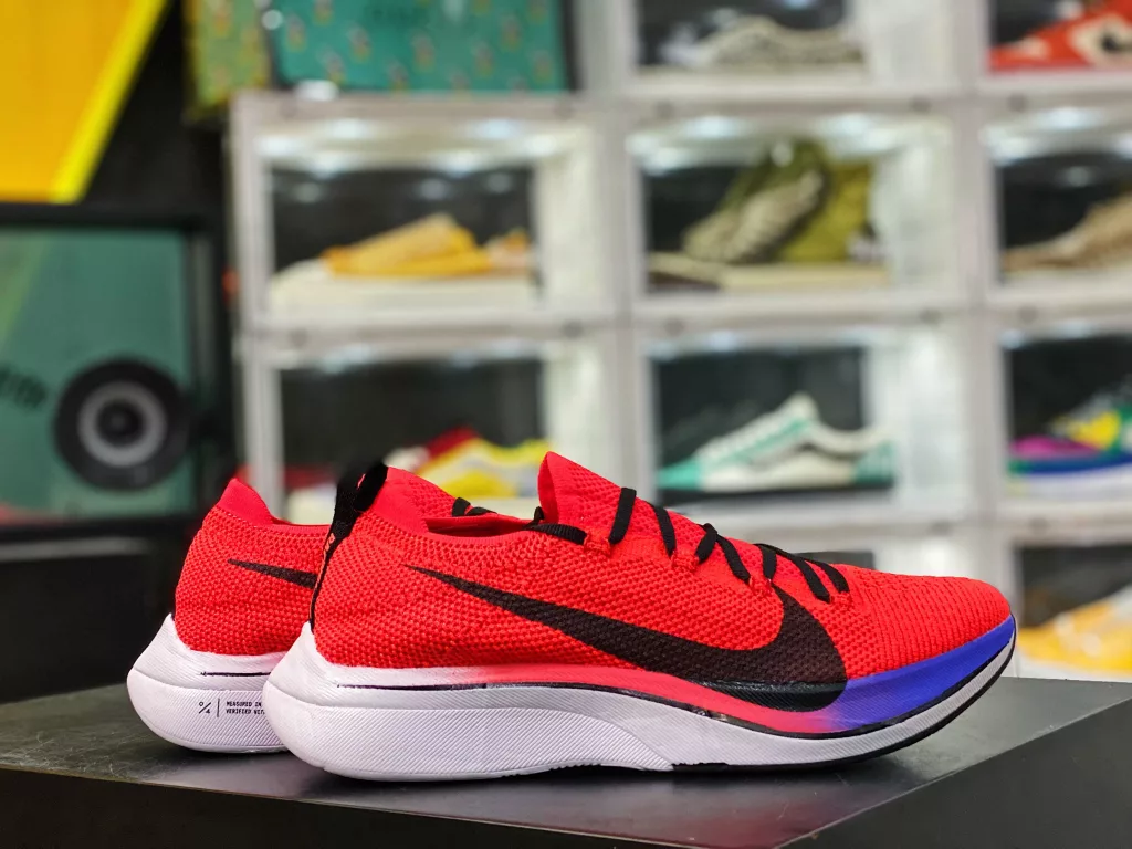 The company level Nike Zoom VaporFly 4% Flyknit Flyknit Marathon Super Off Shoe retains the groundbreaking product technology of Nike 4% System and features a Nike Flyknit upper