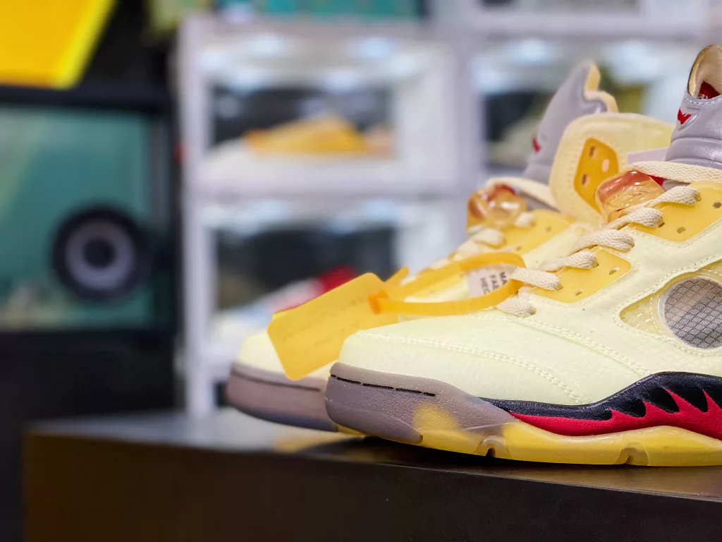 Tasting the Fresh Off White x Air Jordan Retro 5 Sail OW Beige Red 2020 AJ5 Celebrates 30th Anniversary with Exclusive American Fashion Luxury Brand Reunion Black 3M 