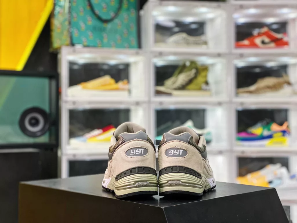 Pure original version of top tier British produced New Balance M9919CH CM British produced limited edition sports shoes Dad's shoes 10