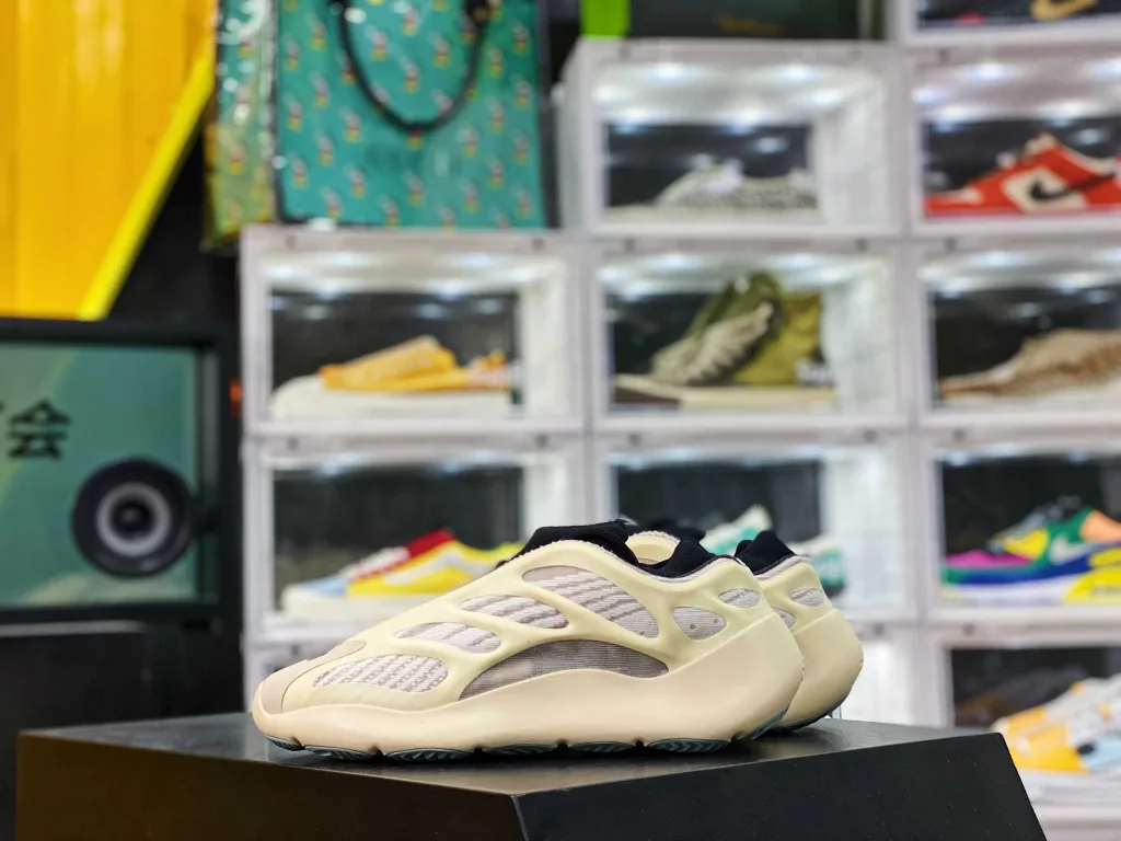 YEEZY 700 V3 