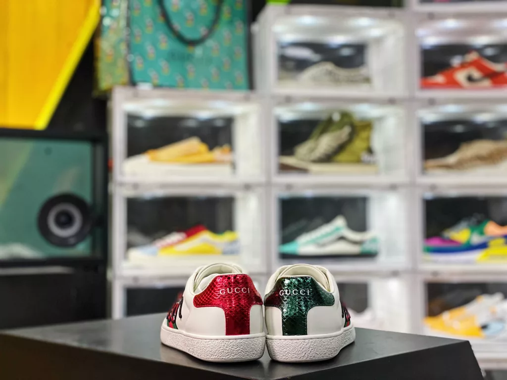 The strongest chip version ever shipped, Gucci Little Bee's official classic original shoe production process, raw materials, entire toe layer, including correct insole, non Guangdong fake insole, correct insole, double G printed side body original fabric, original metal wire, original factory embroidery process, original cabinet accessories 10