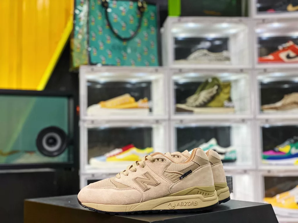 The original box is labeled as New Balance/New Bailun Classic Wolf Grey Limited Edition 3M Reflective M998LC Combination Sole with the same genuine shoe label and size 10