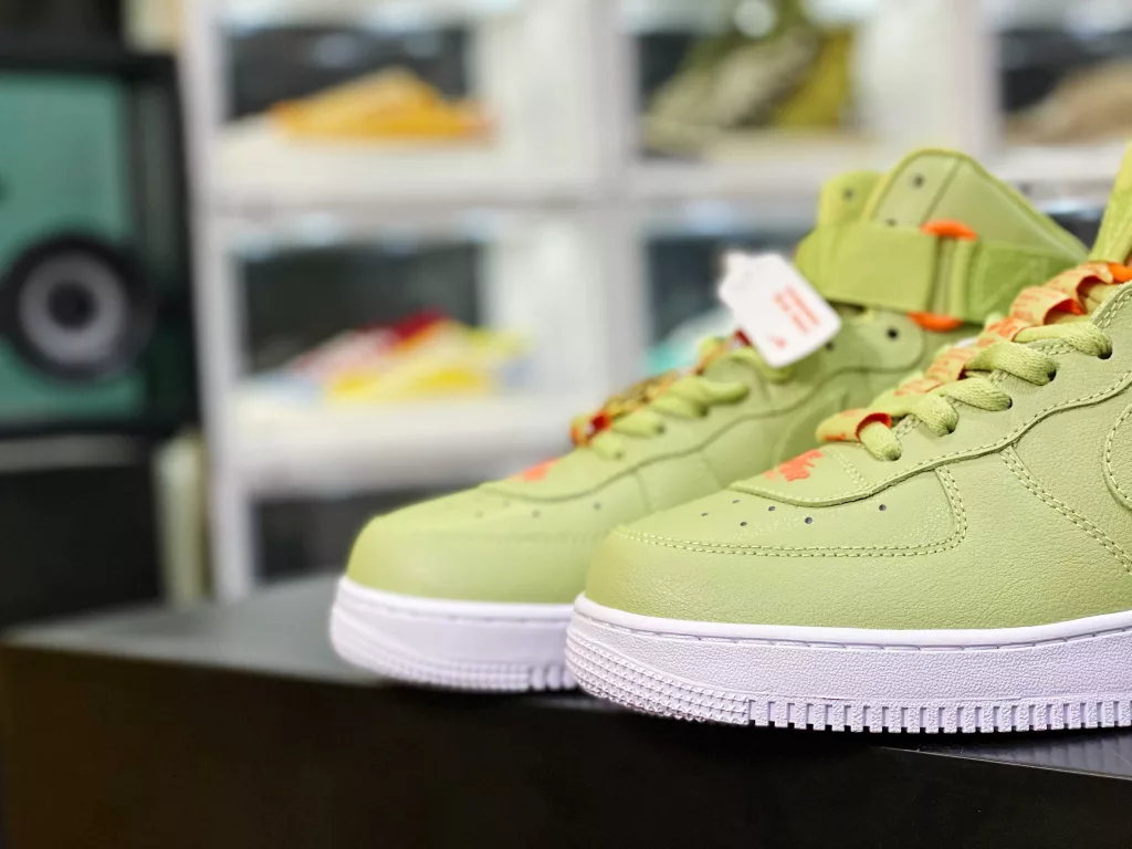 Nike Air Force 1 '07 LV8 High Top Air Force One High Top Sports Casual Board Shoe. The original black box of the original file features a full length Solo air cushion with high cleanliness and perfect shoe shape. Article number: 366731-80810