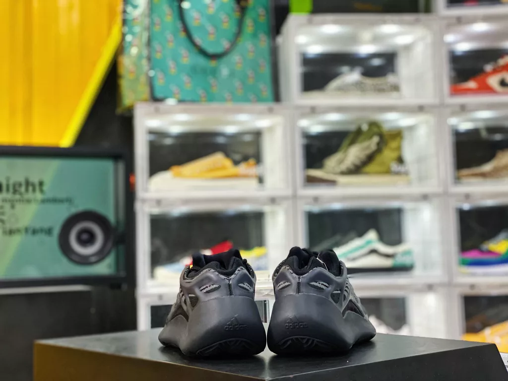 YEEZY 700 V3 