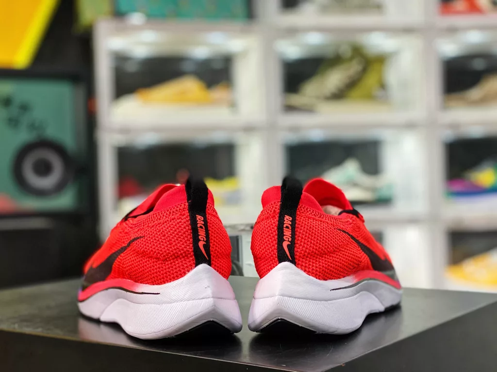 The company level Nike Zoom VaporFly 4% Flyknit Flyknit Marathon Super Off Shoe retains the groundbreaking product technology of Nike 4% System and features a Nike Flyknit upper