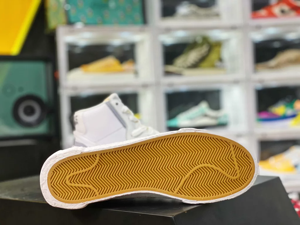The strongest toxic version of Sacai x Nike Blazer Mid has been stored in four colors, with built-in NFC sensing chip. Currently, the most mature Sacai high top ‼️ Original cardboard last creates a natural small waist # Difference in the original factory's top layer leather material, market imitation top layer version # 10
