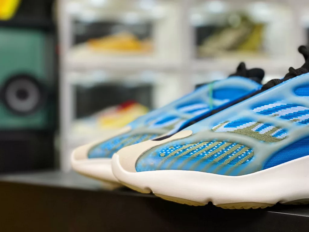YEEZY 700 V3 