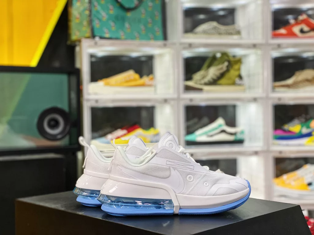 The company level Air Technology space running shoes are presented with a nylon upper overall, with a simple white midsole and a raw rubber outsole ending, releasing a completely retro atmosphere. The most eye-catching feature is the large hollowed out heel setting, which is embedded with completely exposed A10