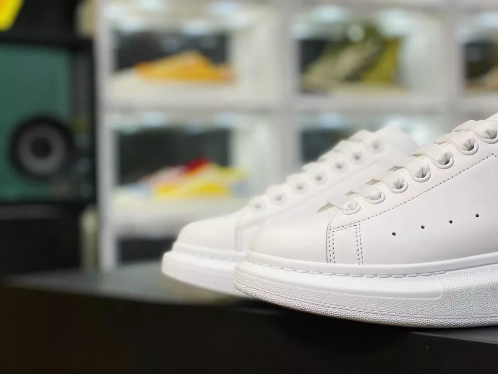 Alexander McQueen/Alexander McQueen muffin shoes with thick soles, raised height, small white shoes, flocked leather upper tail, 2020 new official release, the highest version in the market, can be compared freely with any version imported silk matte original genuine water dyed sheepskin inner cowhide 10
