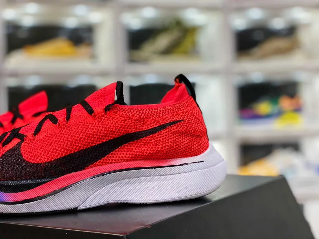 The company level Nike Zoom VaporFly 4% Flyknit Flyknit Marathon Super Off Shoe retains the groundbreaking product technology of Nike 4% System and features a Nike Flyknit upper