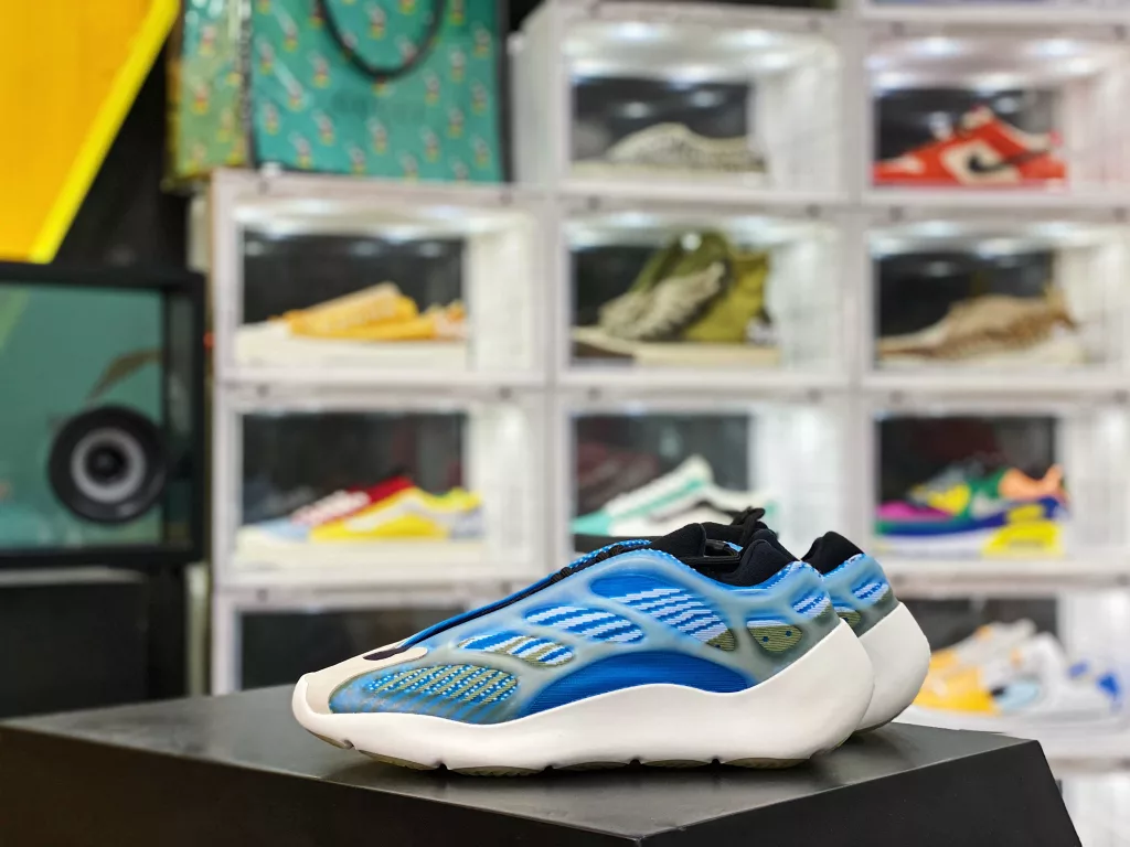 YEEZY 700 Ice Blue G5485010
