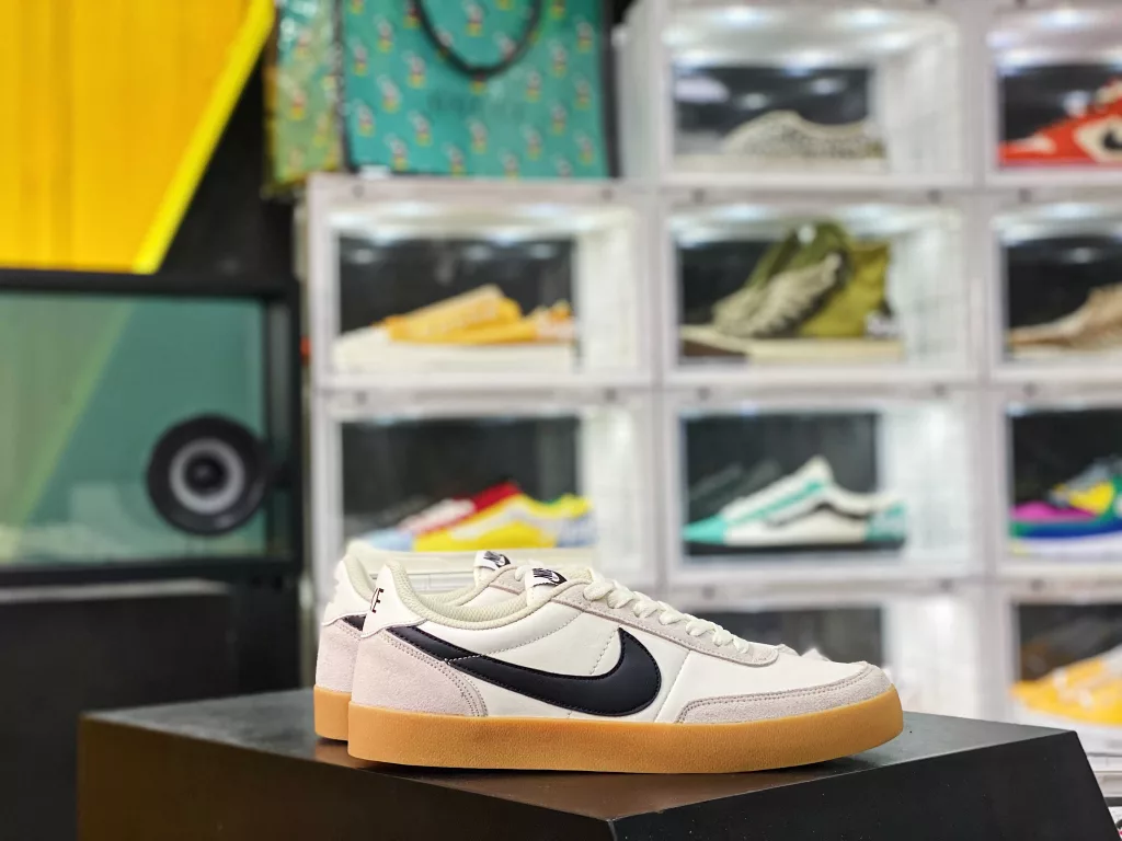 J. Crew x Nk Killshot II Leather is a popular co branded export channel. The original order is made of off white leather with a Swoosh embellishment, and finally features a brown rubber outsole, exuding a retro atmosphere! ten