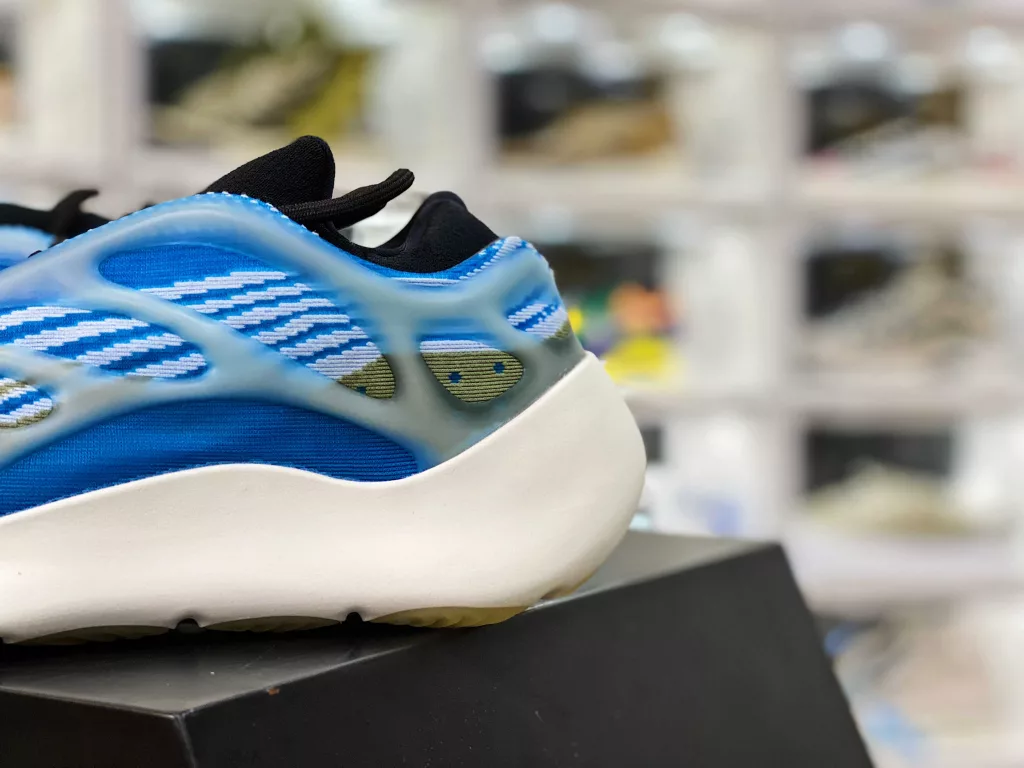 YEEZY 700 Ice Blue G5485010