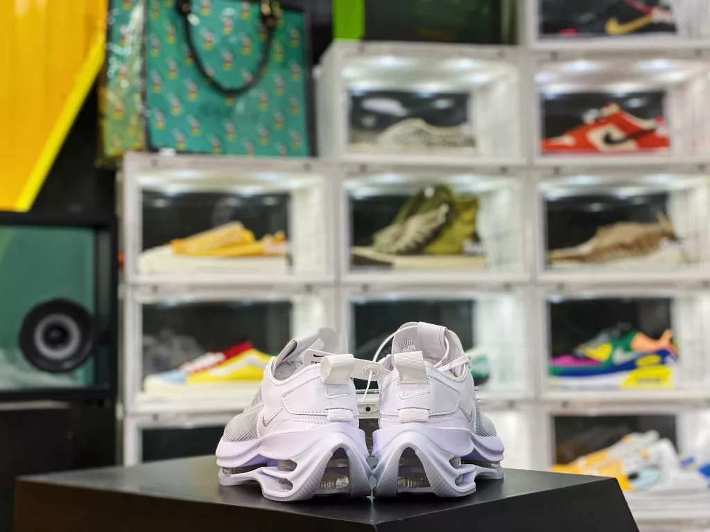 The Nike Air Zoom Double stacked Marathon features a pure white overall design that continues the streamlined silhouette of the Nike Running family, with the biggest highlight being the hollowed out setting of the exposed Zoom Air unit