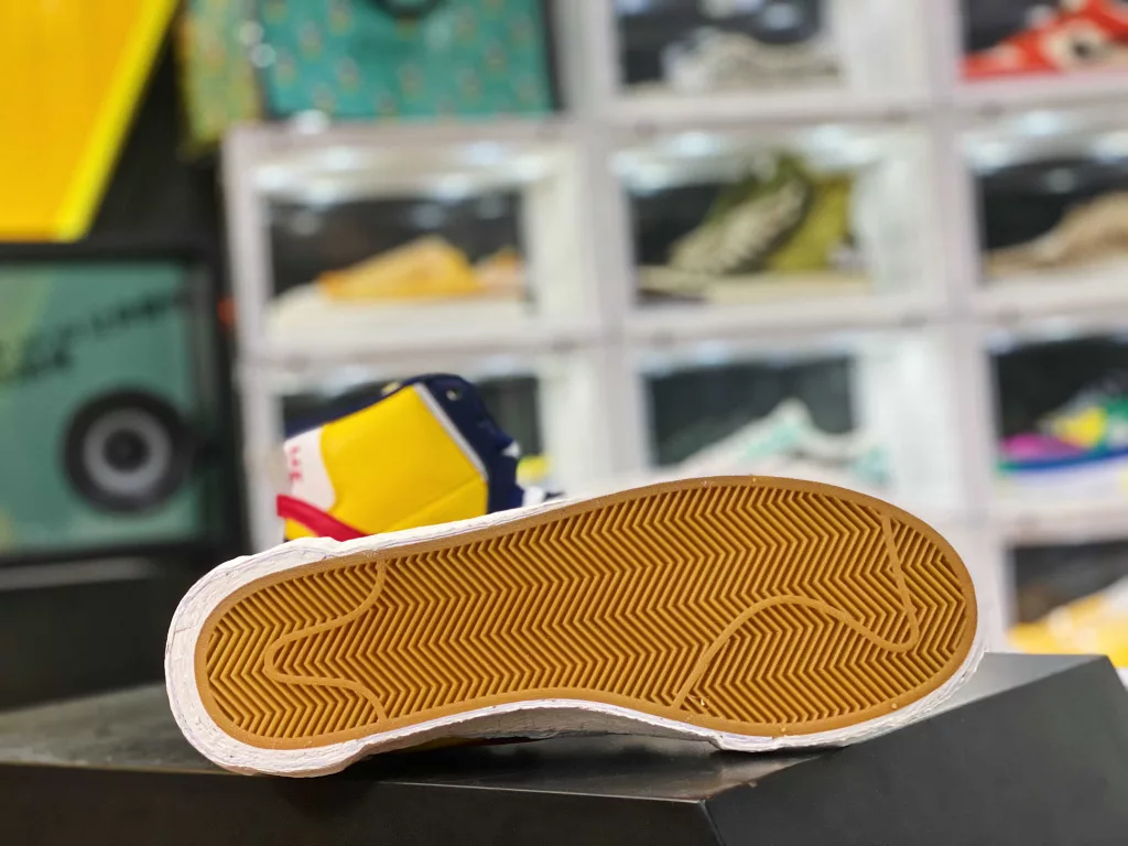 The strongest toxic version of Sacai x Nike Blazer Mid has been stored in four colors, with built-in NFC sensing chip. Currently, the most mature Sacai high top ‼️ Original cardboard last creates a natural small waist # Difference in the original factory's top layer leather material, market imitation top layer version # 10