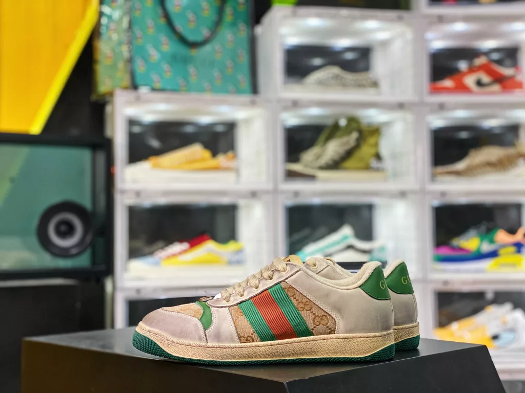 Exclusive chip version ‼️ The strongest and top tier designated version available on the market, Gucci/Gucci Distressed Screener Sneaker Classic Prototype Retro Versatile Old Dad's Board Shoes/Retro Academy Style Retro Original Old 10
