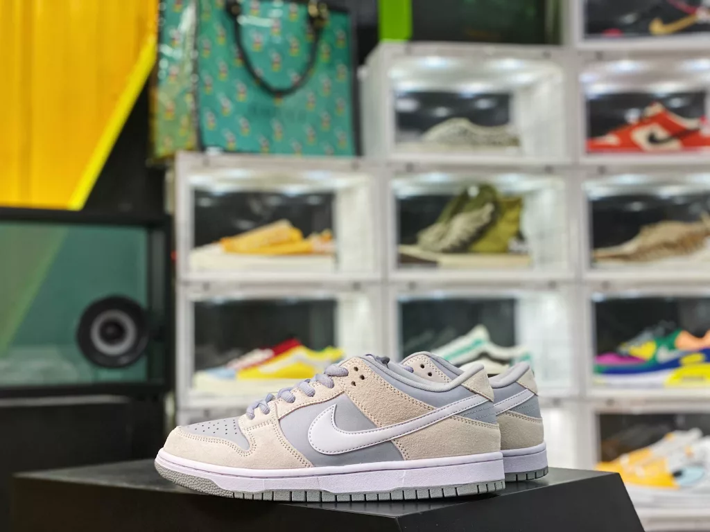 Nike SB Dunk Low Summit White Wolf Grey TRD Arctic fox Grey Skate shoe Article No.: AR0778-100 Can be worn all the year round with the preferred color Grey is the Arctic fox 🦊 1-10