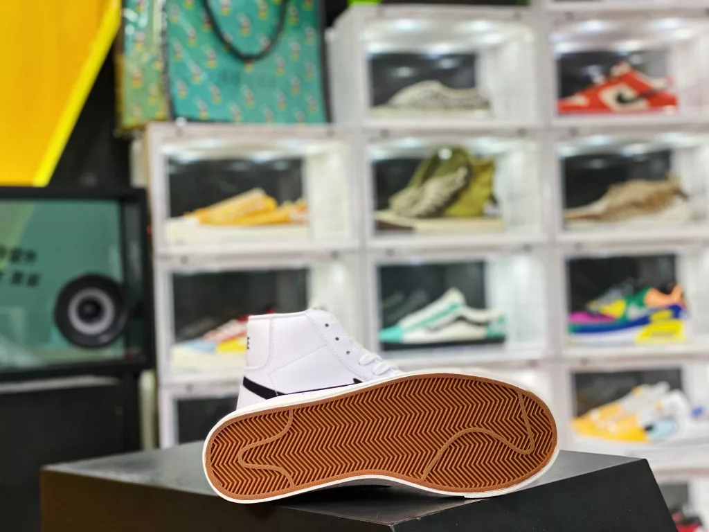 Nike Blazer Mid Versatile Piece Company level Strongest Nike Blazer Trailblazer ‼️ The timeless trend of IP craftsmanship, fine needle stitching, and wiring all follow the original shoe label, the original box, and the pure original shoe upper pulled back from Qingdao QT, LX3, factory made in 10