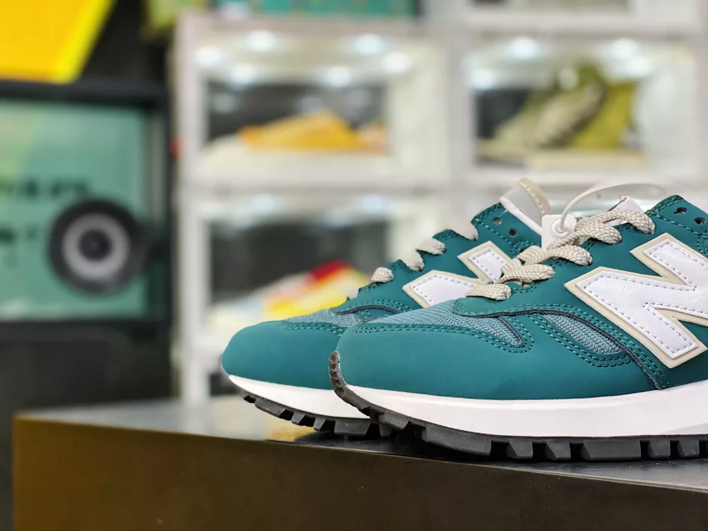 The COMME des GARCONS HOMME x New Balance co branded series NB1300 brings two American made RC1300 shoes with a strong minimalist style in design, each with a sleek black 10