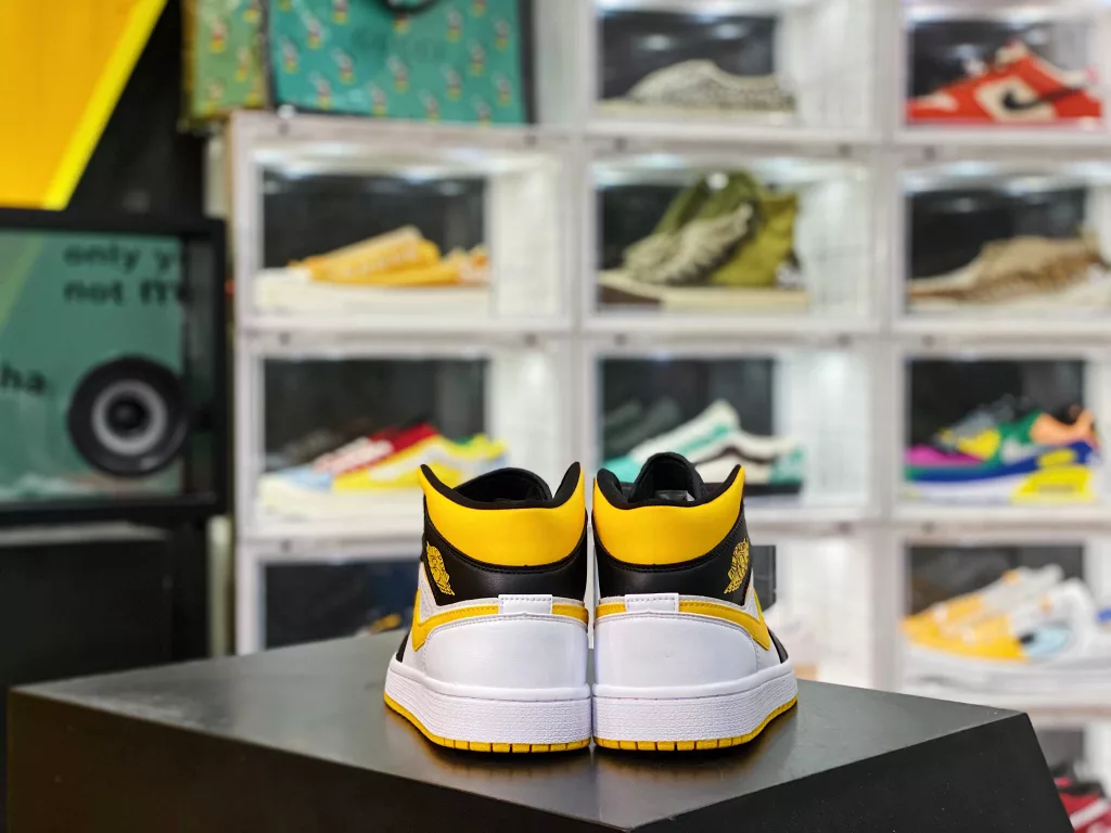 True label with half size # midsole injection hole with built-in True Sole air cushion ❗ Special materials+fresh tones, new color scheme Nike Air Jordan 1 Retro Mid SE GS 