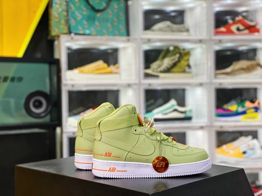 Nike Air Force 1 '07 LV8 High Top Air Force One High Top Sports Casual Board Shoe. The original black box of the original file features a full length Solo air cushion with high cleanliness and perfect shoe shape. Article number: 366731-80810
