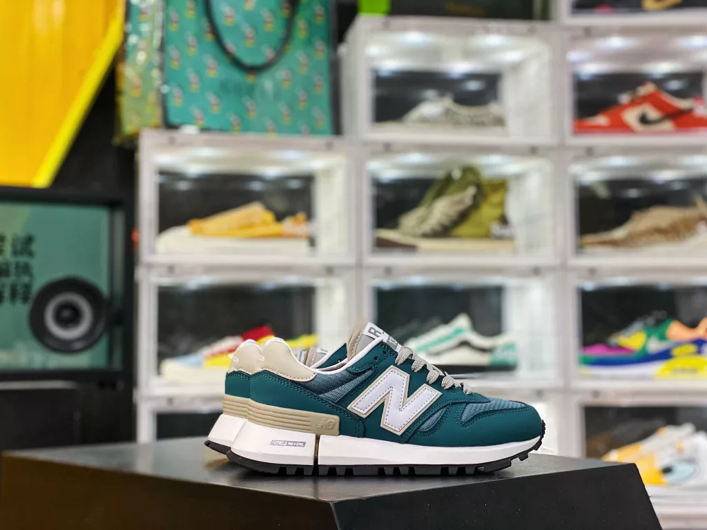The COMME des GARCONS HOMME x New Balance co branded series NB1300 brings two American made RC1300 shoes with a strong minimalist style in design, each with a sleek black 10