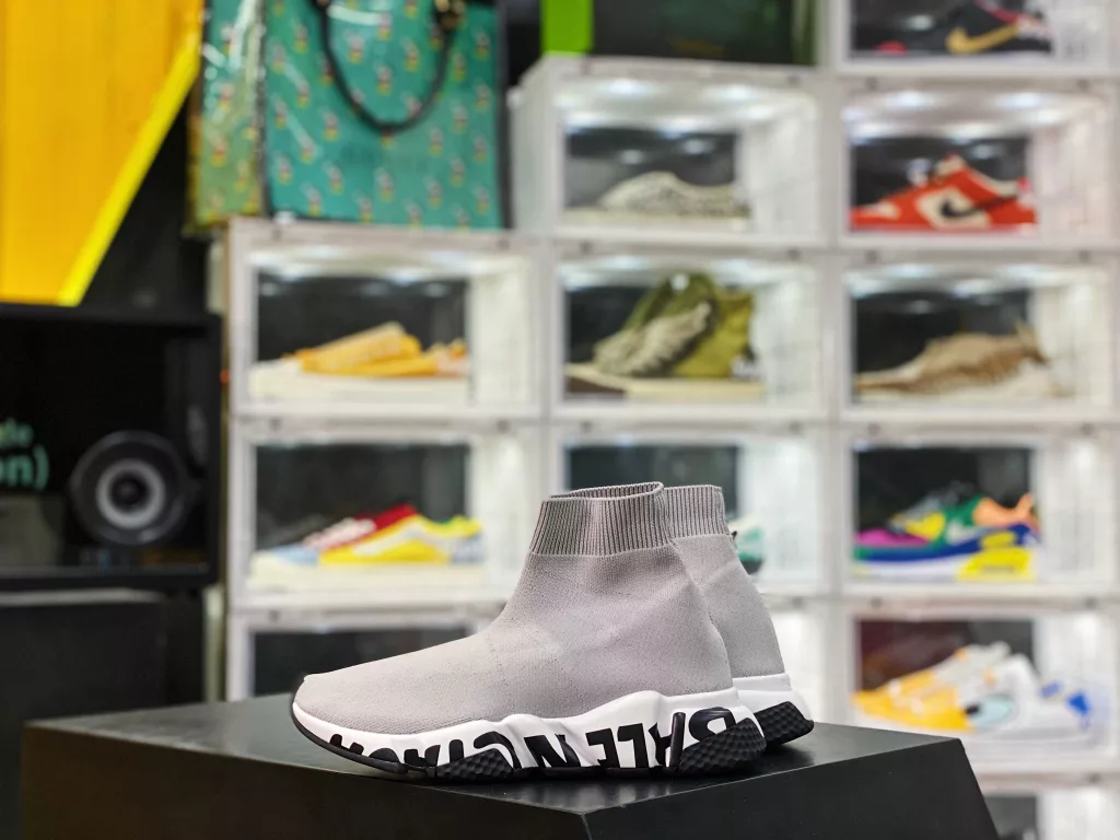 Balenciaga socks shoes Italian Chunyuan ‼ Balenciaga Speed Trainer upper with 80% polyamide fiber and 75D yarn, with an increase in spandex content to 40%, a 3-fold increase in density, double production time, and 50 hours to 10 hours of downtime