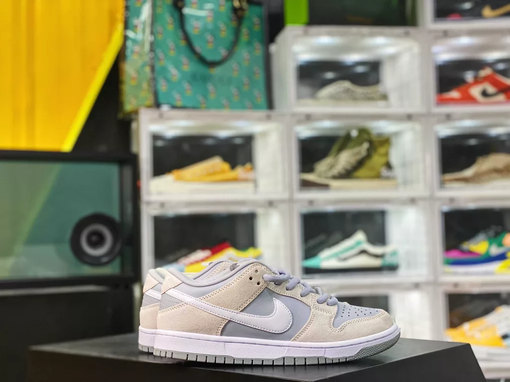 Nike SB Dunk Low Summit White Wolf Grey TRD Arctic fox Grey Skate shoe Article No.: AR0778-100 Can be worn all the year round with the preferred color Grey is the Arctic fox 🦊 1-10