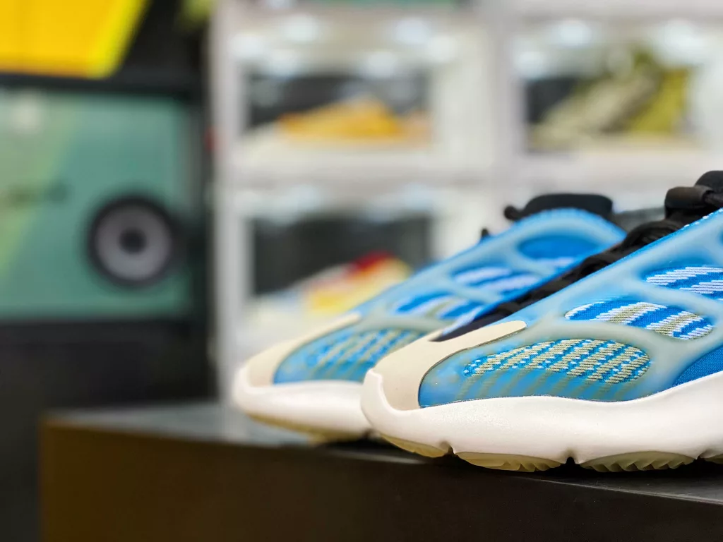 YEEZY 700 V3 