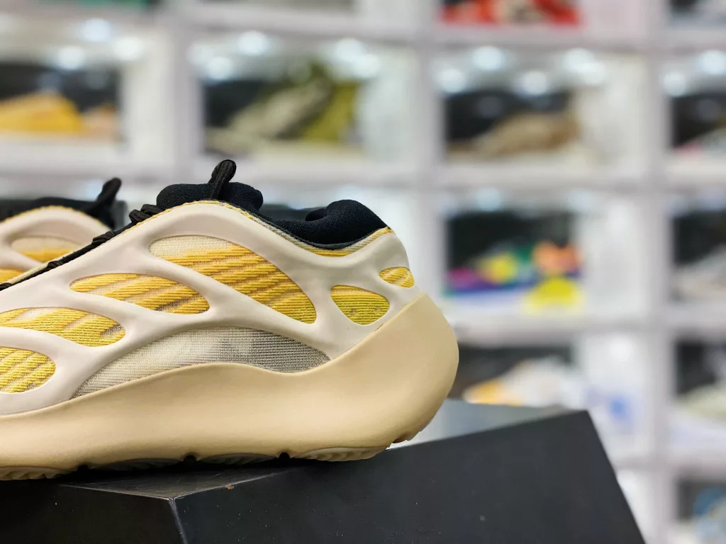 YEEZY 700 Black Yellow G5485310