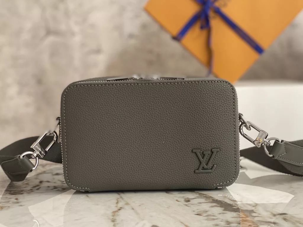 【 Top quality original order 】 M59161 black full leather box bag series This Alpha Wearable wallet is made of grain leather and metal parts, and comes with detachable or adjustable shoulder straps. The organ structure can accommodate mobile phones, cash, cards, and other small belongings. Size: 18.5 x 11 x 6.5 cm