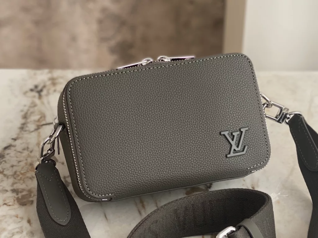 【 Top quality original order 】 M59161 black full leather box bag series This Alpha Wearable wallet is made of grain leather and metal parts, and comes with detachable or adjustable shoulder straps. The organ structure can accommodate mobile phones, cash, cards, and other small belongings. Size: 18.5 x 11 x 6.5 cm