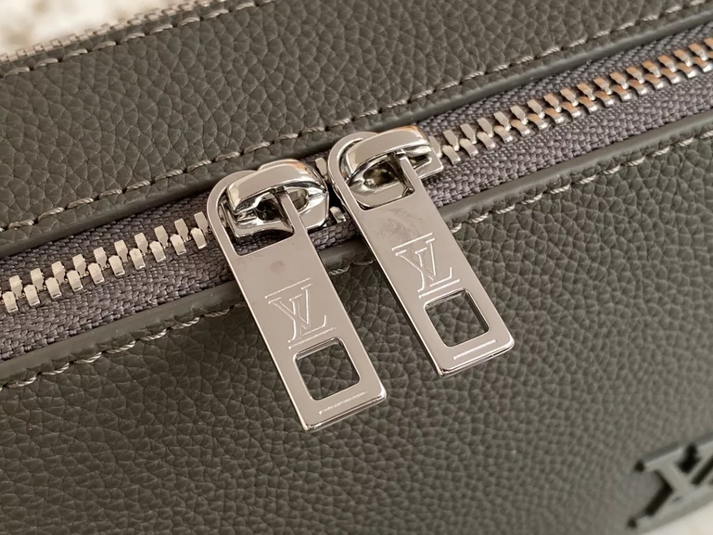 【 Top quality original order 】 M59161 black full leather box bag series This Alpha Wearable wallet is made of grain leather and metal parts, and comes with detachable or adjustable shoulder straps. The organ structure can accommodate mobile phones, cash, cards, and other small belongings. Size: 18.5 x 11 x 6.5 cm