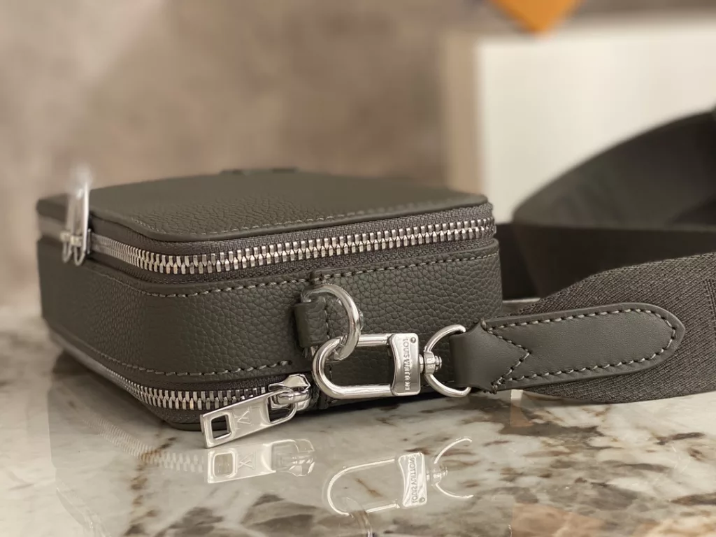 【 Top quality original order 】 M59161 black full leather box bag series This Alpha Wearable wallet is made of grain leather and metal parts, and comes with detachable or adjustable shoulder straps. The organ structure can accommodate mobile phones, cash, cards, and other small belongings. Size: 18.5 x 11 x 6.5 cm