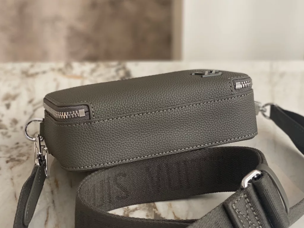 【 Top quality original order 】 M59161 black full leather box bag series This Alpha Wearable wallet is made of grain leather and metal parts, and comes with detachable or adjustable shoulder straps. The organ structure can accommodate mobile phones, cash, cards, and other small belongings. Size: 18.5 x 11 x 6.5 cm