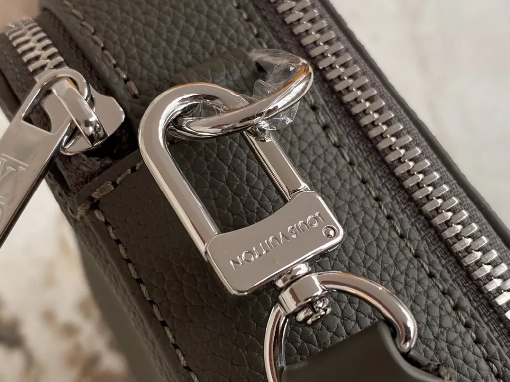 【 Top quality original order 】 M59161 black full leather box bag series This Alpha Wearable wallet is made of grain leather and metal parts, and comes with detachable or adjustable shoulder straps. The organ structure can accommodate mobile phones, cash, cards, and other small belongings. Size: 18.5 x 11 x 6.5 cm