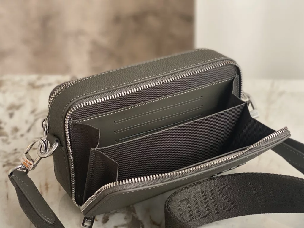 【 Top quality original order 】 M59161 black full leather box bag series This Alpha Wearable wallet is made of grain leather and metal parts, and comes with detachable or adjustable shoulder straps. The organ structure can accommodate mobile phones, cash, cards, and other small belongings. Size: 18.5 x 11 x 6.5 cm