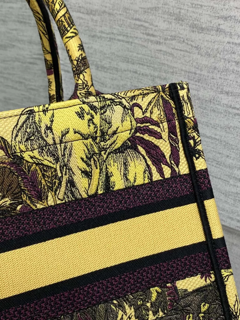 Tote's latest size is small, and this bag has been grassed 🌿， Shorter than the original trumpet, it looks very delicate 😘， It not only retains the exquisite and cute nature of a small bag, but also combines the large capacity of a large bag, fully meeting daily travel needs 🙋🏻‍♀️， Classic tiger embroidery, symbolic letters, fashionable, versatile and full of retro flavor 🤗 Size: 26 * 8 * 22cm
