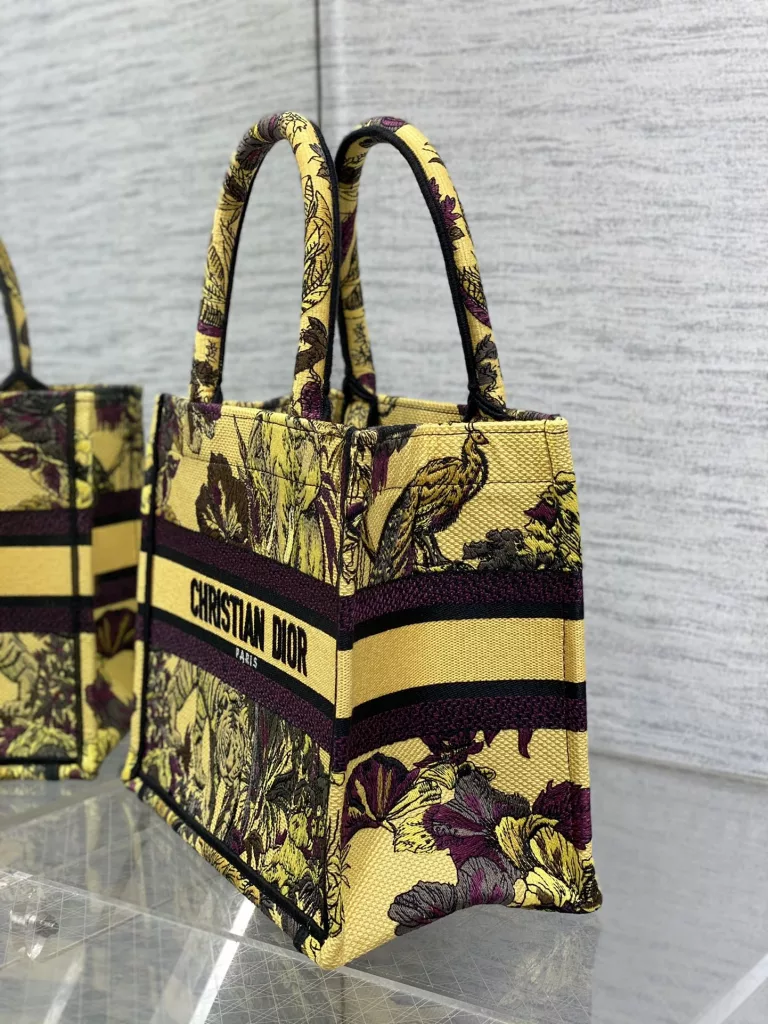 Tote's latest size is small, and this bag has been grassed 🌿， Shorter than the original trumpet, it looks very delicate 😘， It not only retains the exquisite and cute nature of a small bag, but also combines the large capacity of a large bag, fully meeting daily travel needs 🙋🏻‍♀️， Classic tiger embroidery, symbolic letters, fashionable, versatile and full of retro flavor 🤗 Size: 26 * 8 * 22cm