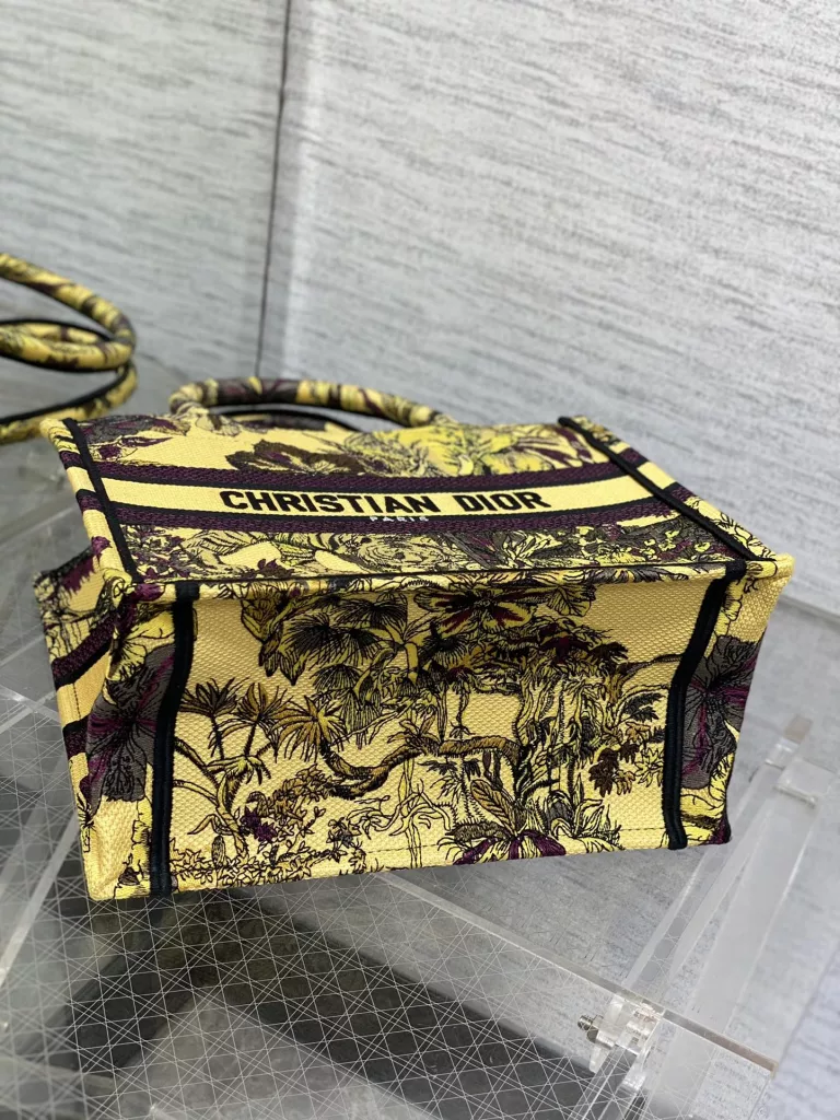 Tote's latest size is small, and this bag has been grassed 🌿， Shorter than the original trumpet, it looks very delicate 😘， It not only retains the exquisite and cute nature of a small bag, but also combines the large capacity of a large bag, fully meeting daily travel needs 🙋🏻‍♀️， Classic tiger embroidery, symbolic letters, fashionable, versatile and full of retro flavor 🤗 Size: 26 * 8 * 22cm