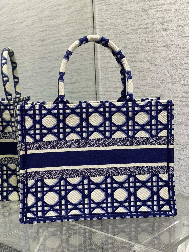 Tote's latest Lingge Blue Spring/Summer collection features romantic floral embroidery patterns, high-end color matching, iconic letters, oversized design, concave shaped artifact, and a stylish and essential item. The capacity is also secure, and just throw all kinds of miscellaneous items inside. size: 36 * 18 * 28cm