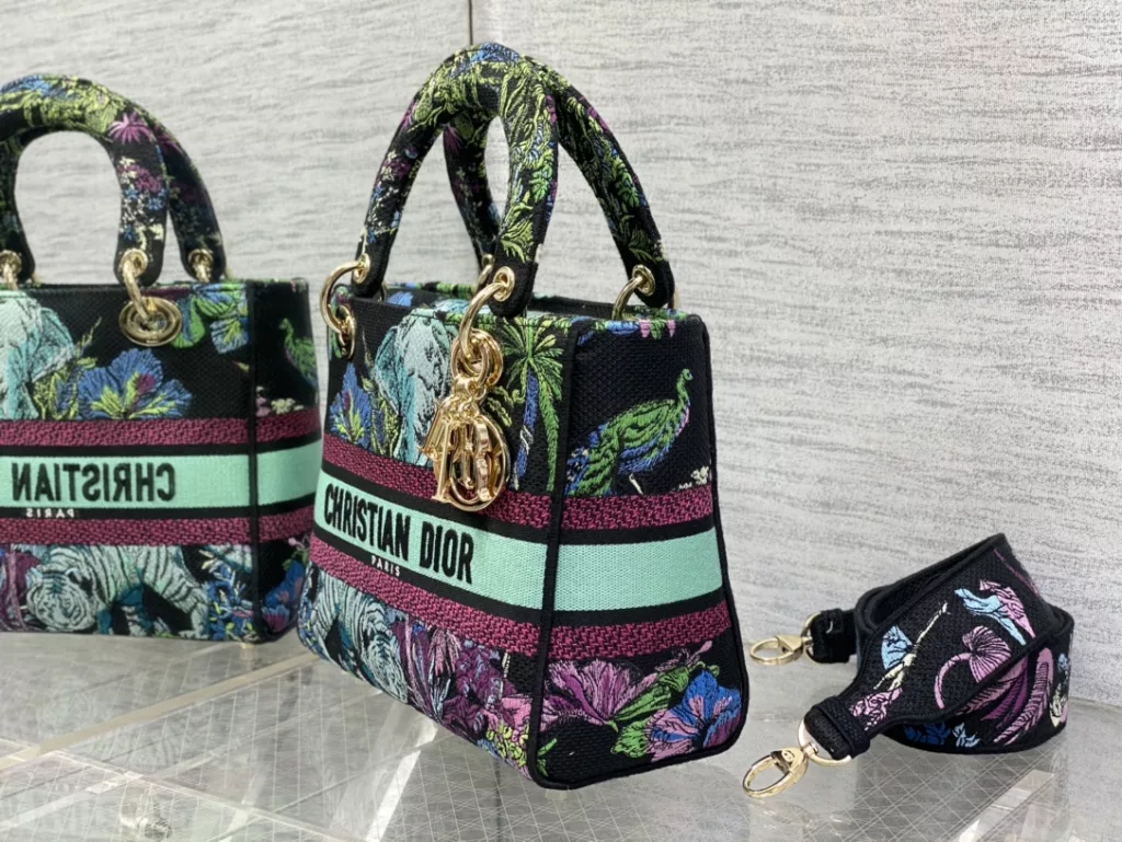Lady's latest concept of zoo embroidery series, full of immortality, classic graphic embroidery, and exquisite craftsmanship 🔍， Perfect color scheme, overall fashionable yet retro, high-end yet romantic 💓 Size: 24cm