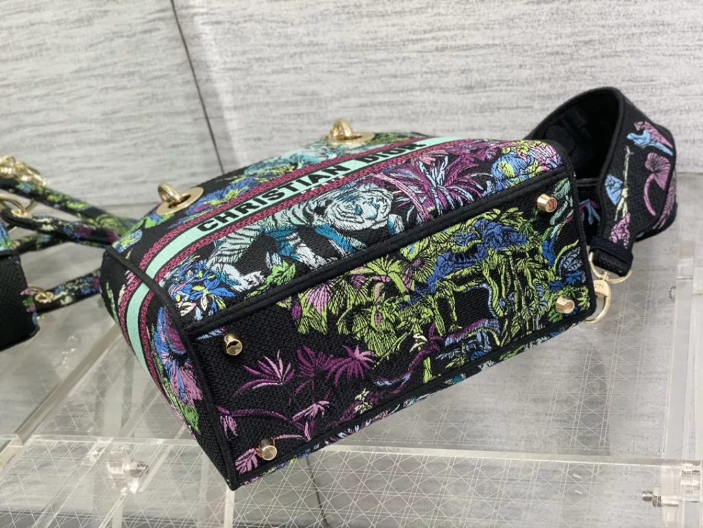 Lady's latest concept of zoo embroidery series, full of immortality, classic graphic embroidery, and exquisite craftsmanship 🔍， Perfect color scheme, overall fashionable yet retro, high-end yet romantic 💓 Size: 24cm